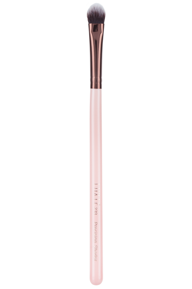 Vegan, cruelty-free! The 239 Precision Shader brush has been created to provide you with full control when applying color to your eye lids. Its flat wide tip allows you to quickly and easily cover all areas of your eye lid. The bristles are meant to grab onto any type of eye shadow with more ease and you receive great pigmentation when using this brush!