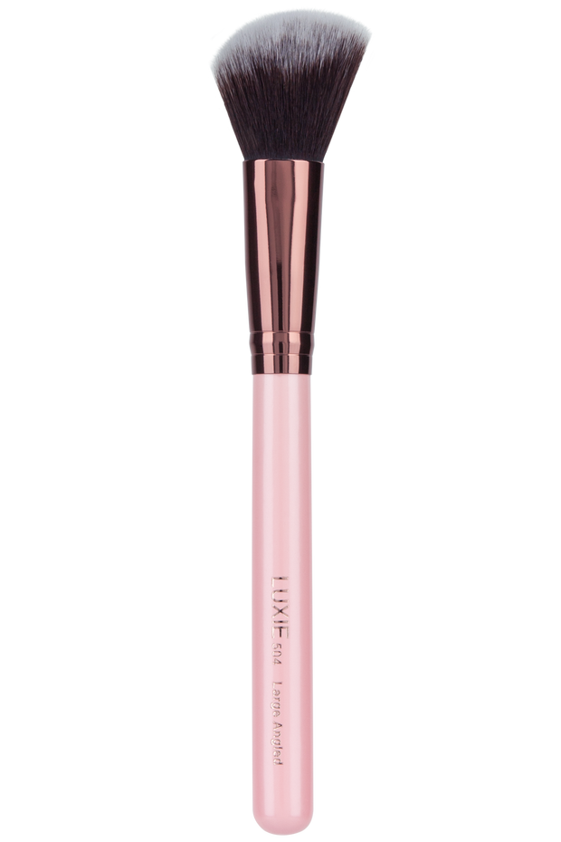 The Luxie pink and rose gold angled brush is the ideal makeup brush for all of your contouring needs. Its synthetic bristles are cruelty-free and soft enough for the most sensitive skin. Cut to fit the natural contours of the face, this contour brush can be used with highlighter, illuminator, bronzer, and even blush. Versatile and reliable, this brush will have you contouring with confidence. Precision, professional quality results without harming animals or the environment.