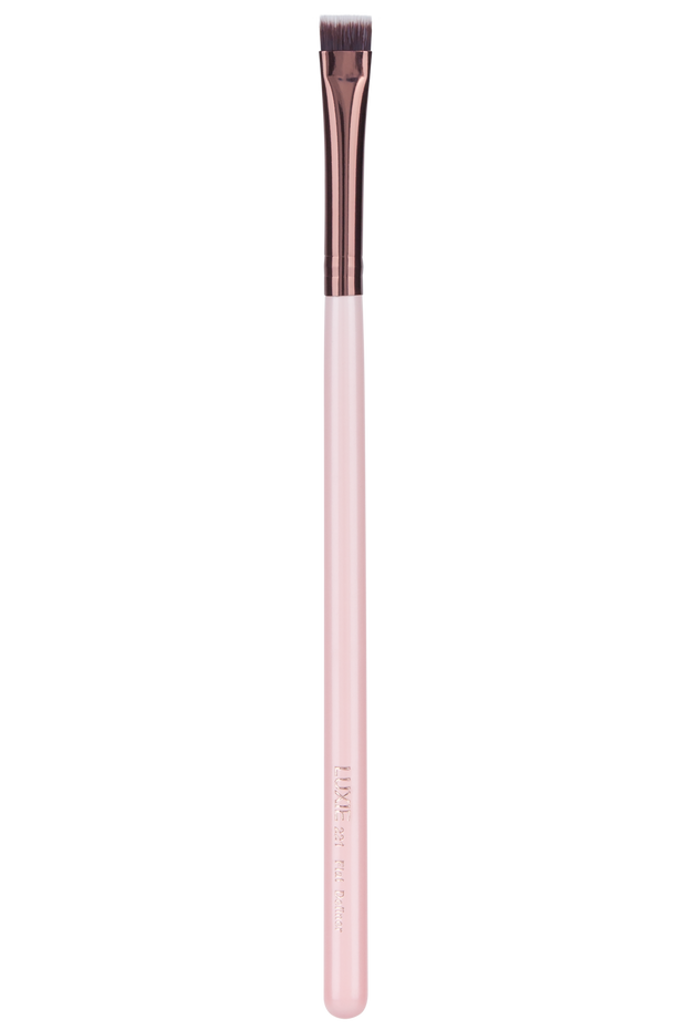 Handcrafted with synthetic bristles, this vegan makeup brush is cruelty-free. Meanwhile, the tight density of the brush creates a precise makeup application. Extremely soft on the skin, this brush is the answer to extreme definition and control.  Precision, professional quality results without harming animals or the environment.