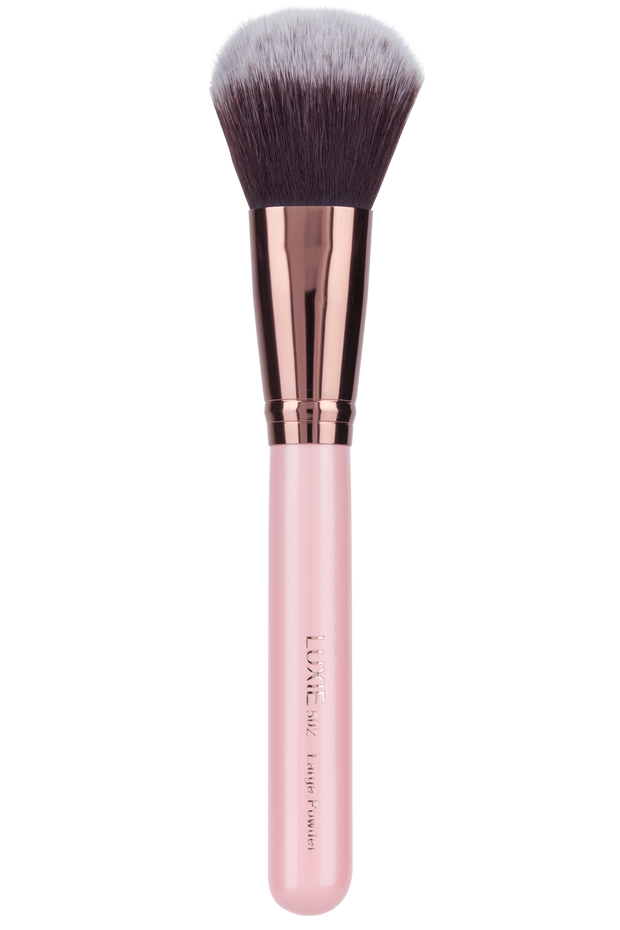 Made with a unique synthetic bristles, this is a vegan and cruelty-free makeup brush. Perfect for all skin types, the size of the brush makes it both fluffy and dense. Prepare for an unmounted makeup application experience. Precision, professional quality results without harming animals or the environment.