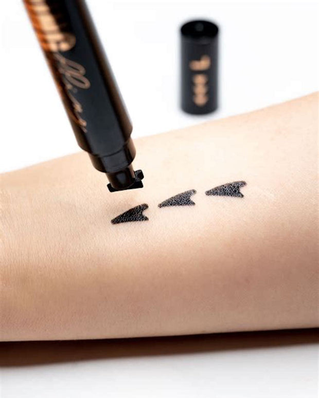 all-natural Wing Fling is a easy as two steps to a perfect cat eye! Stop arriving late. Get perfect wing liner in a pinch. 